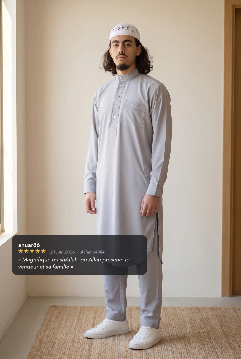 Qamis Sofiane gris porté en intérieur, avec l'avis cinq étoiles d'un client