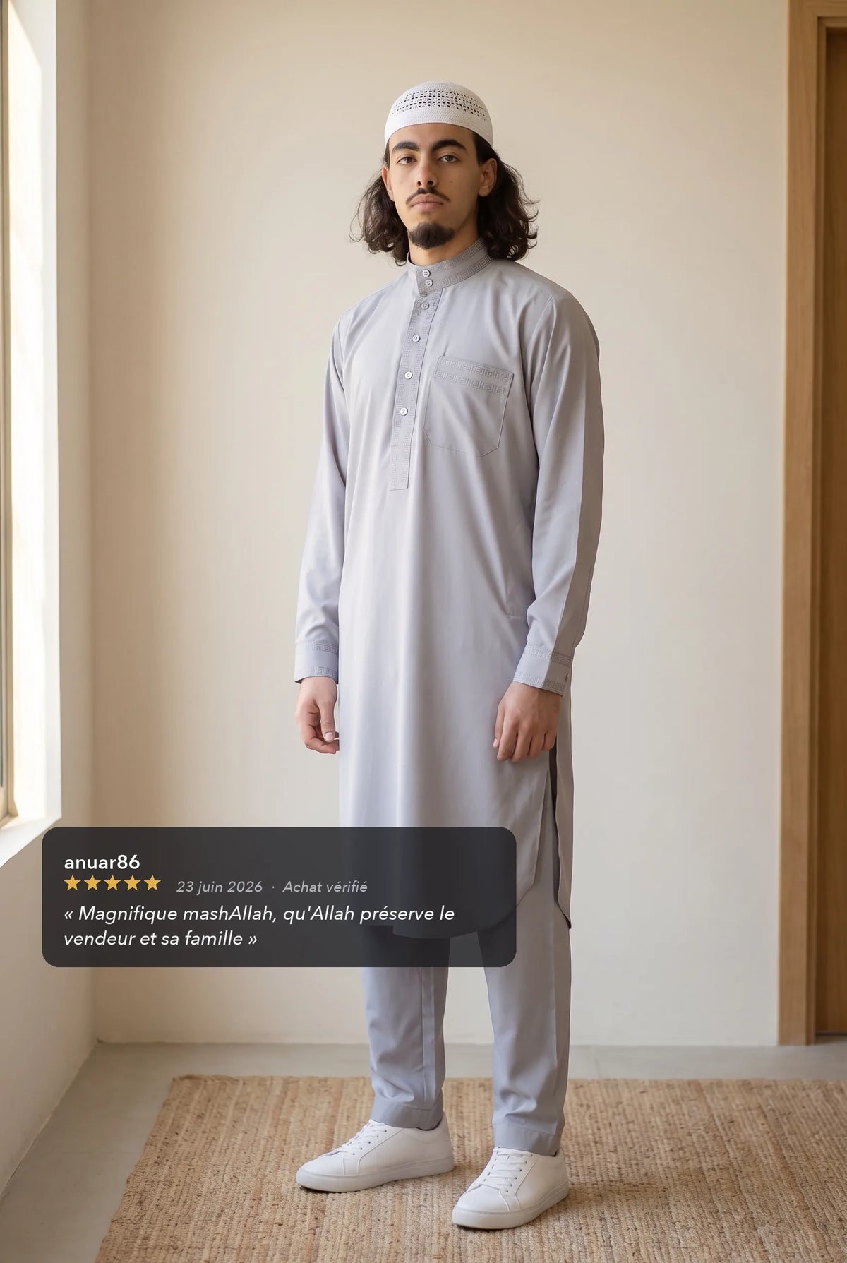 Qamis Sofiane gris porté en intérieur, avec l'avis cinq étoiles d'un client