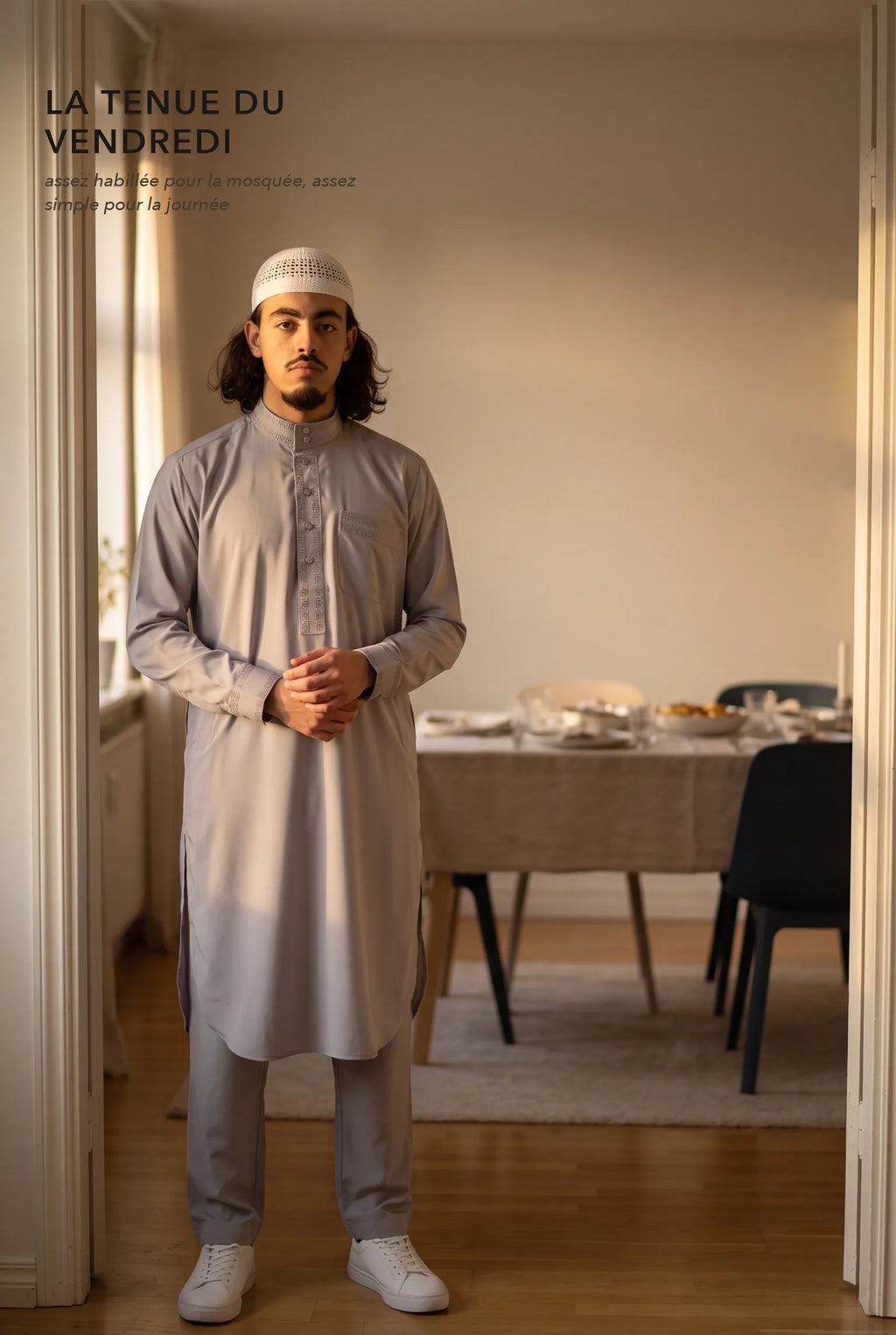 Qamis Sofiane gris porté un jour de réunion de famille, la tenue du vendredi