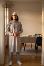 Qamis Sofiane gris porté un jour de réunion de famille, la tenue du vendredi