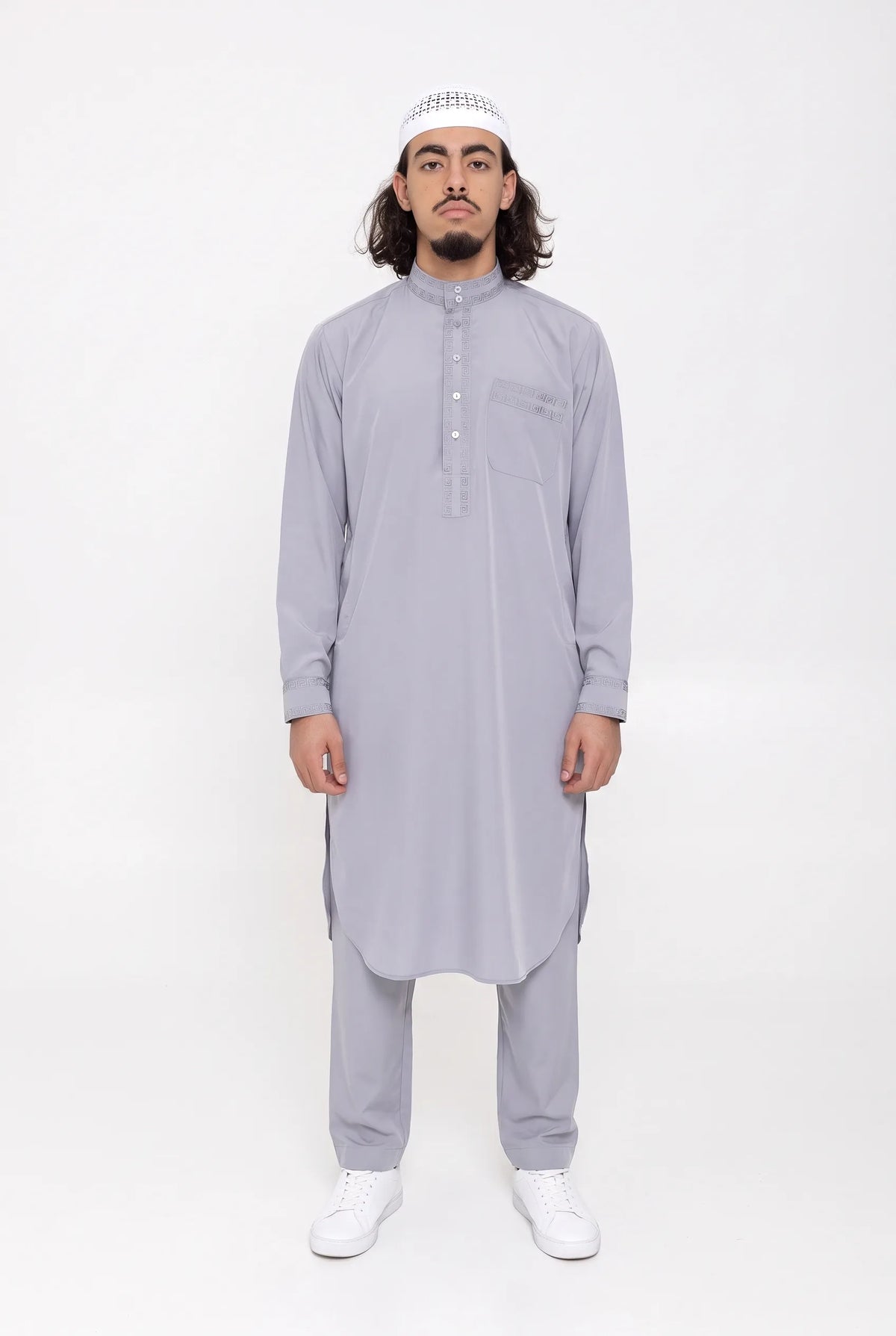 Ensemble qamis pakistanais gris Sofiane porté de face, tunique mi-mollet et pantalon droit assorti