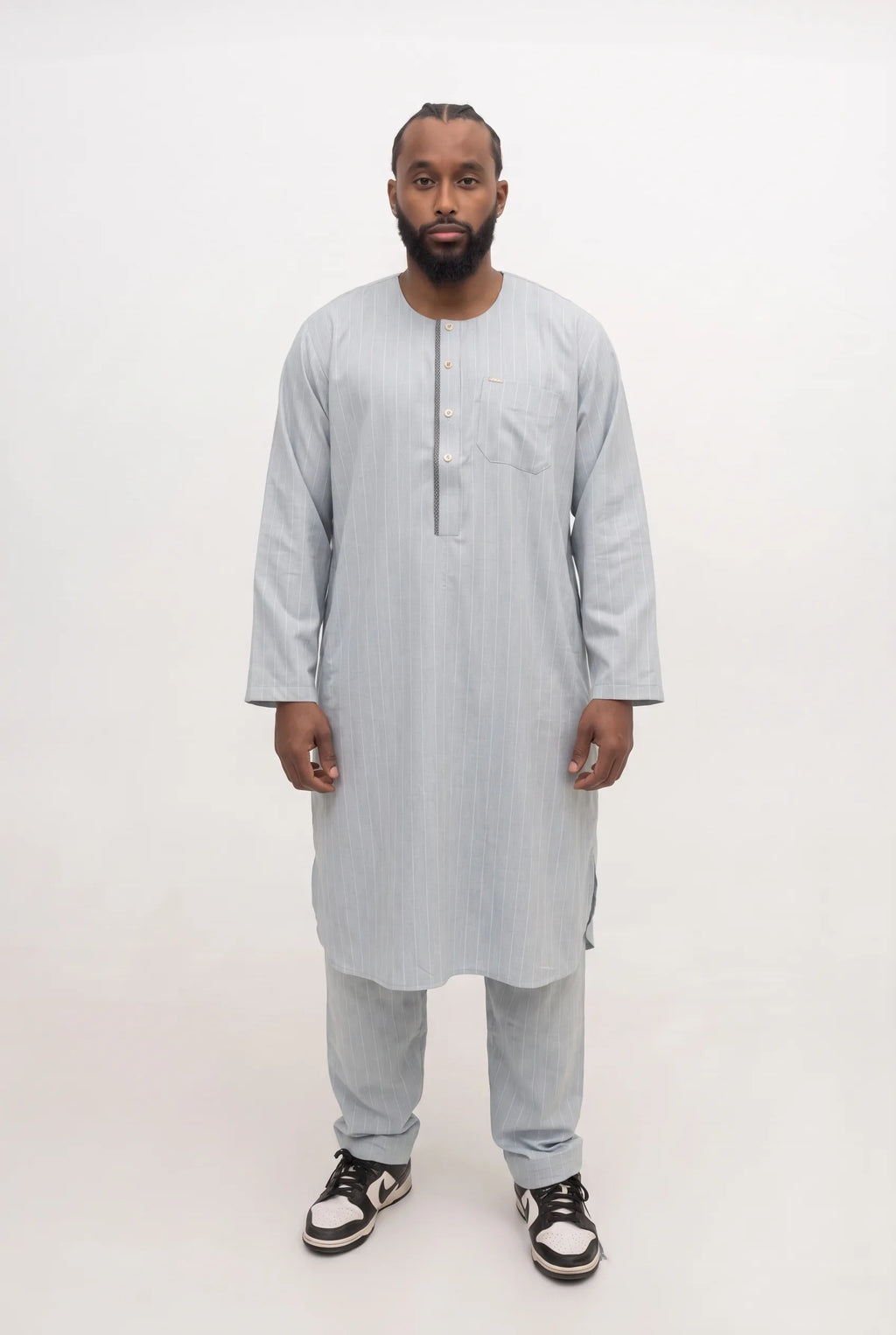 Qamis pakistanais gris Zakariya porté, ensemble deux pièces avec son pantalon