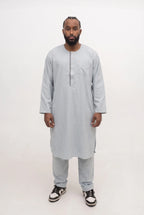 Qamis pakistanais gris Zakariya porté, ensemble deux pièces avec son pantalon