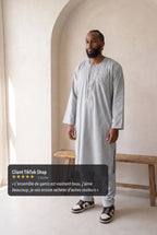 Qamis Zakariya gris porté en situation, avis client