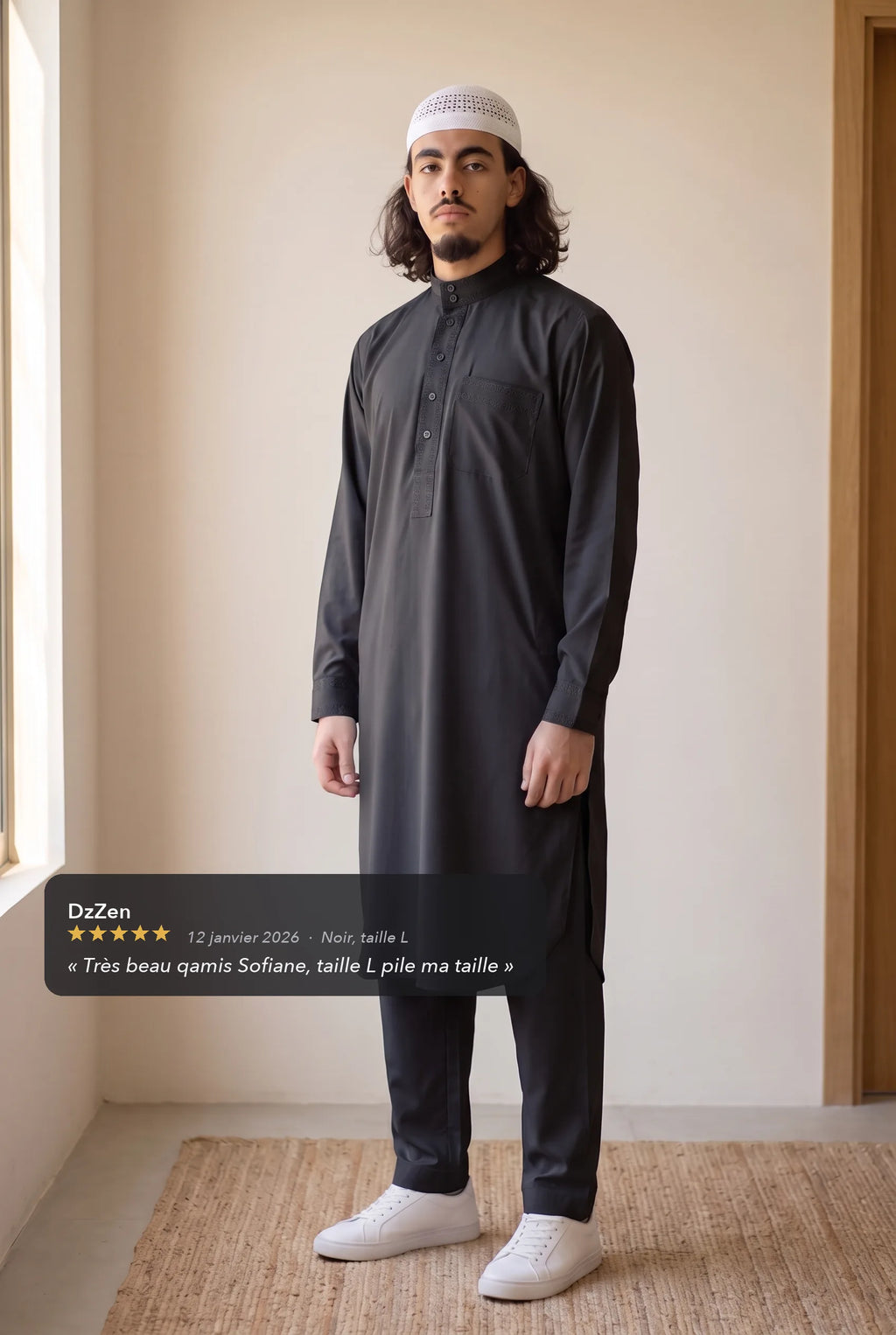 Qamis Sofiane noir porté en intérieur, avec l'avis cinq étoiles d'un client
