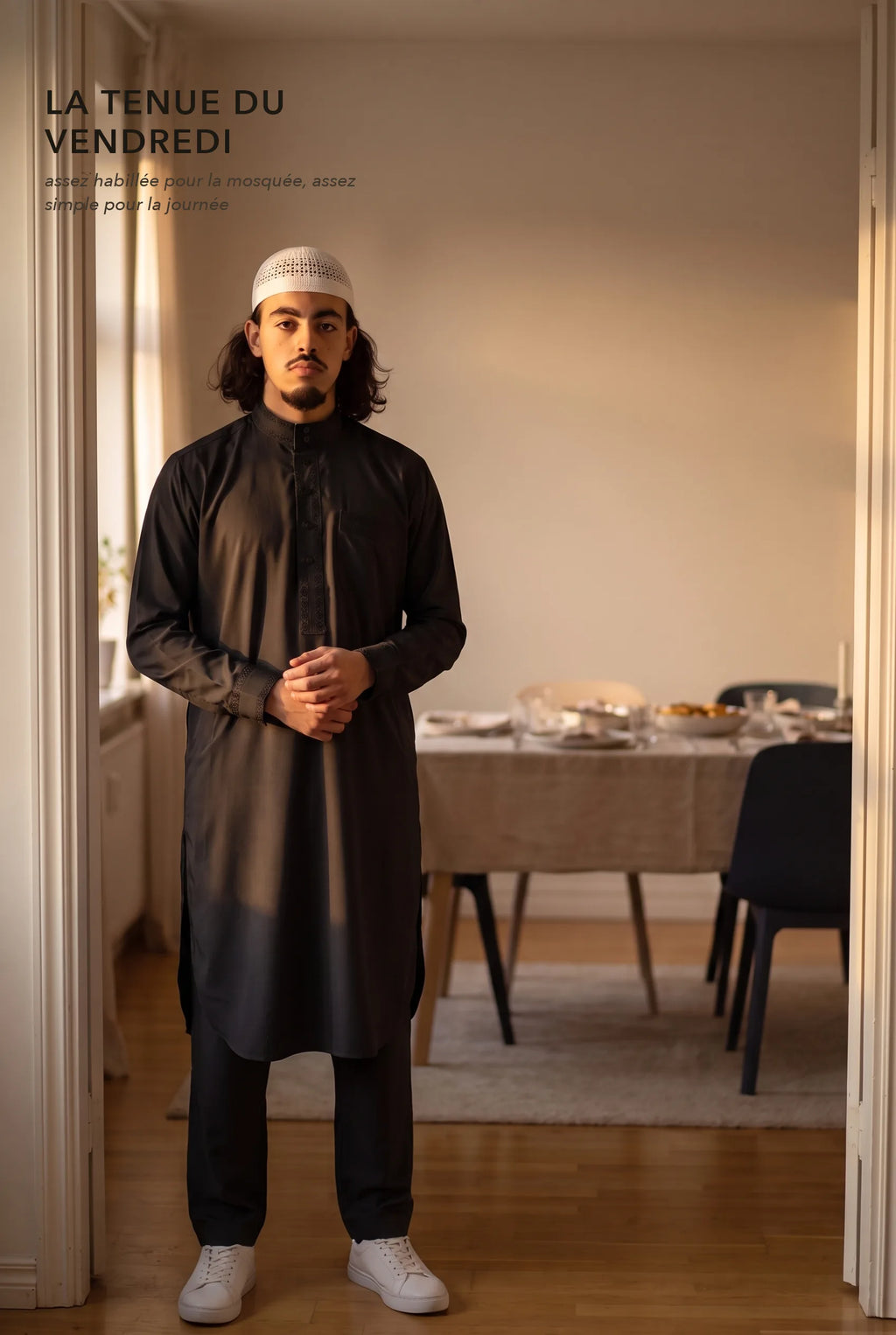 Qamis Sofiane noir porté un jour de réunion de famille, la tenue du vendredi