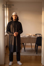 Qamis Sofiane noir porté un jour de réunion de famille, la tenue du vendredi