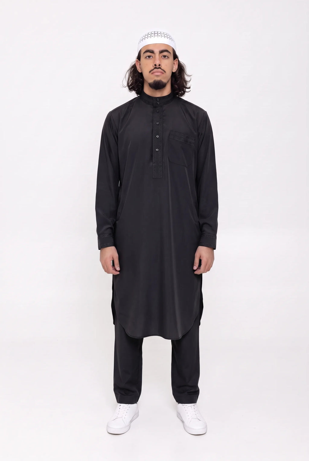 Ensemble qamis pakistanais noir Sofiane porté de face, tunique mi-mollet et pantalon droit assorti