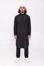 Ensemble qamis pakistanais noir Sofiane porté de face, tunique mi-mollet et pantalon droit assorti