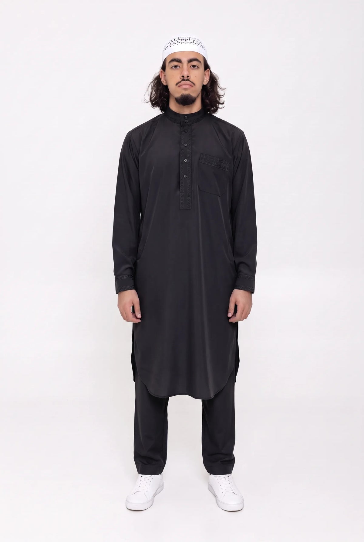 Ensemble qamis pakistanais noir Sofiane porté de face, tunique mi-mollet et pantalon droit assorti