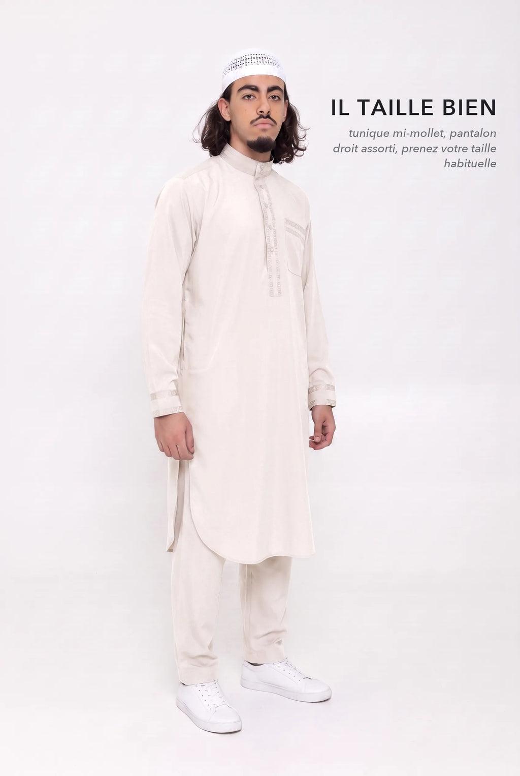 Qamis Sofiane beige en pied, tunique mi-mollet à fentes latérales, il taille bien