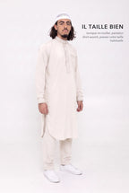 Qamis Sofiane beige en pied, tunique mi-mollet à fentes latérales, il taille bien