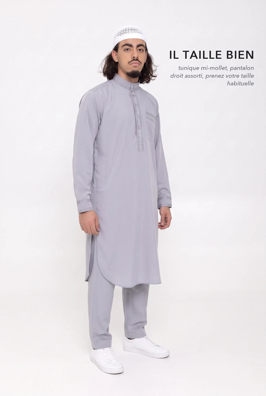 Qamis Sofiane gris en pied, tunique mi-mollet à fentes latérales, il taille bien