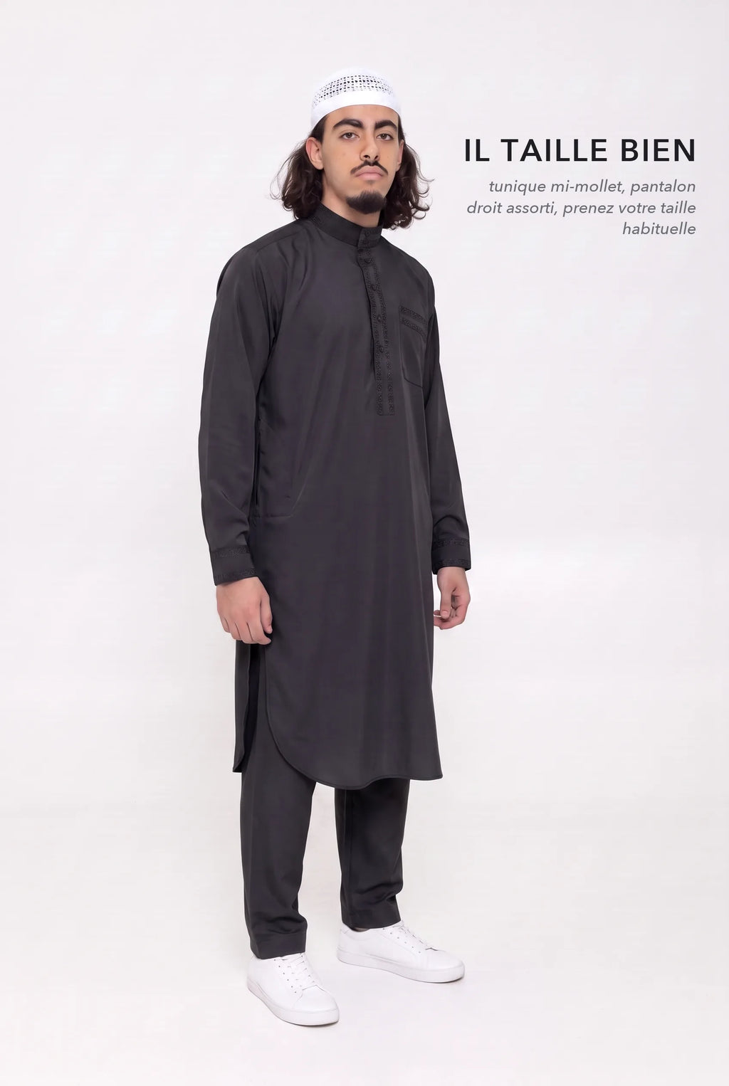 Qamis Sofiane noir en pied, tunique mi-mollet à fentes latérales, il taille bien