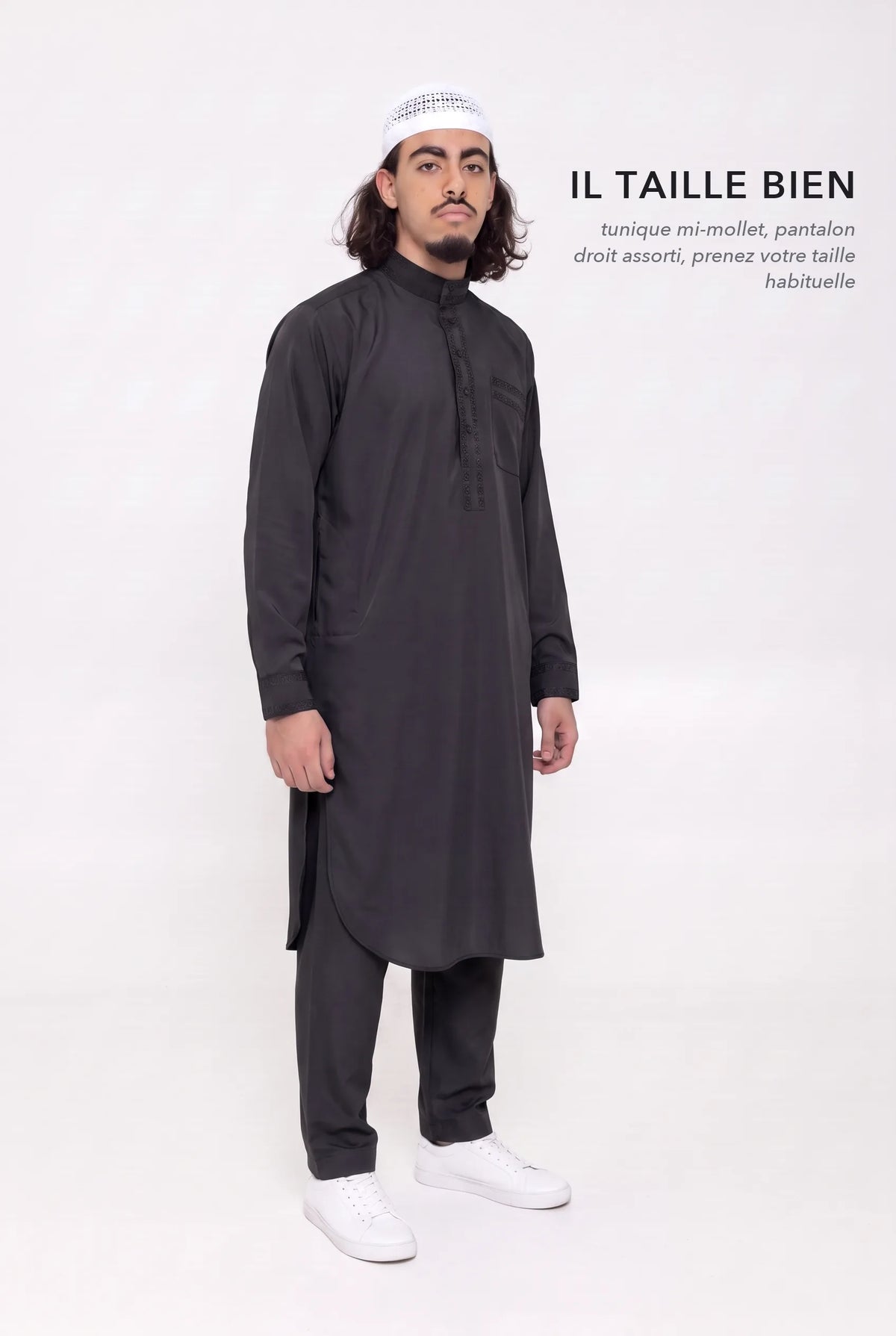 Qamis Sofiane noir en pied, tunique mi-mollet à fentes latérales, il taille bien