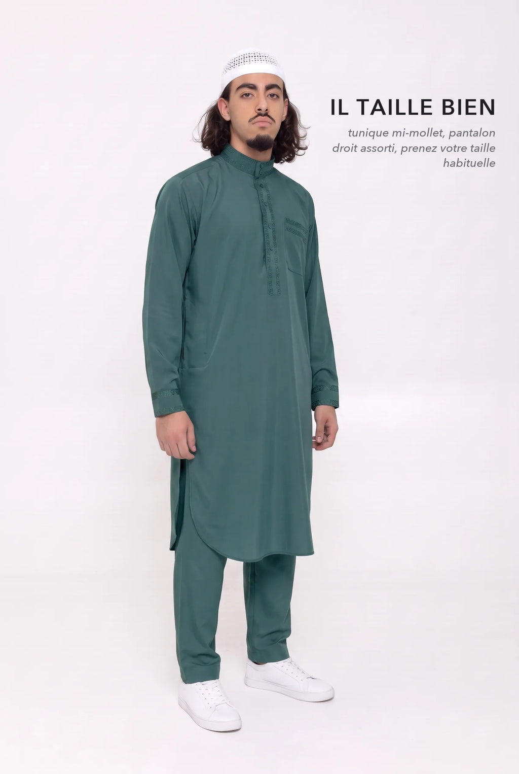 Qamis Sofiane vert en pied, tunique mi-mollet à fentes latérales, il taille bien