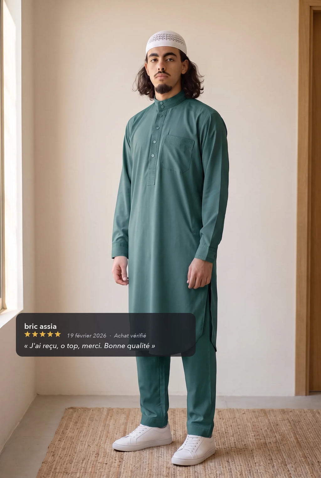 Qamis Sofiane vert porté en intérieur, avec l'avis cinq étoiles d'une cliente