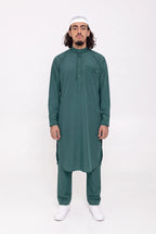 Ensemble qamis pakistanais vert Sofiane porté de face, tunique mi-mollet et pantalon droit assorti