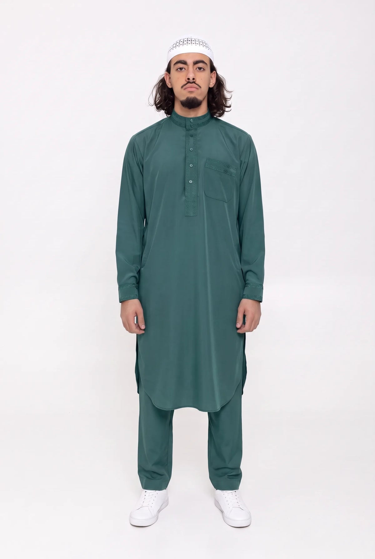 Ensemble qamis pakistanais vert Sofiane porté de face, tunique mi-mollet et pantalon droit assorti