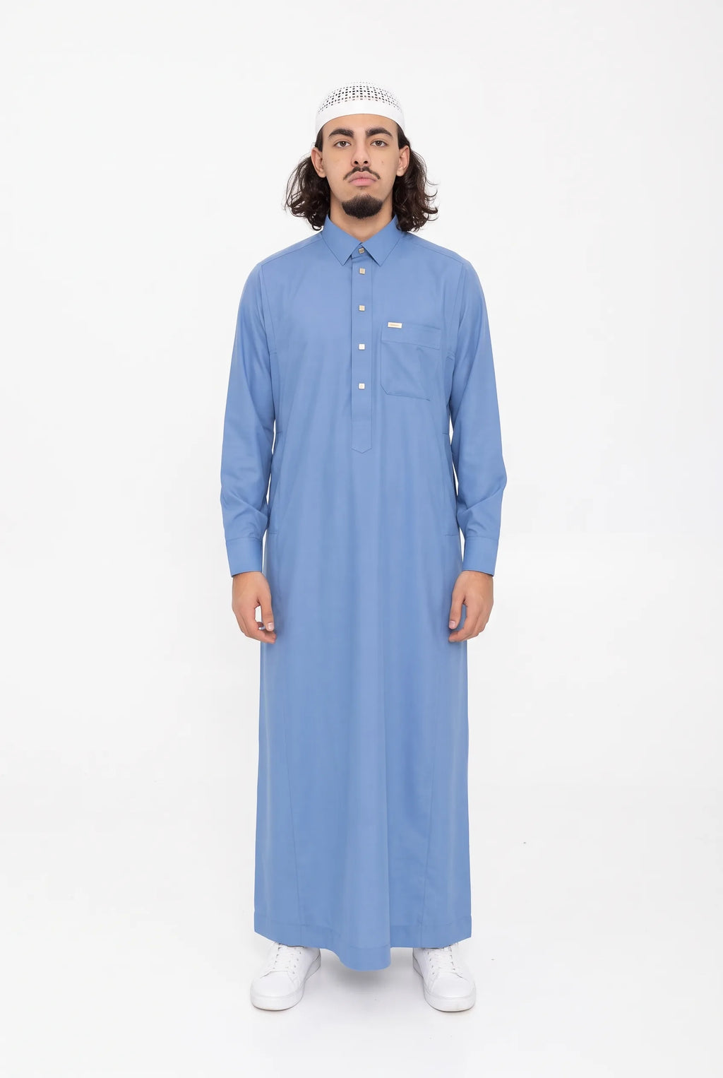 Qamis Qatari bleu Ahmed porté, col chemise et poche poitrine