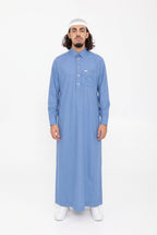 Qamis Qatari bleu Ahmed porté, col chemise et poche poitrine