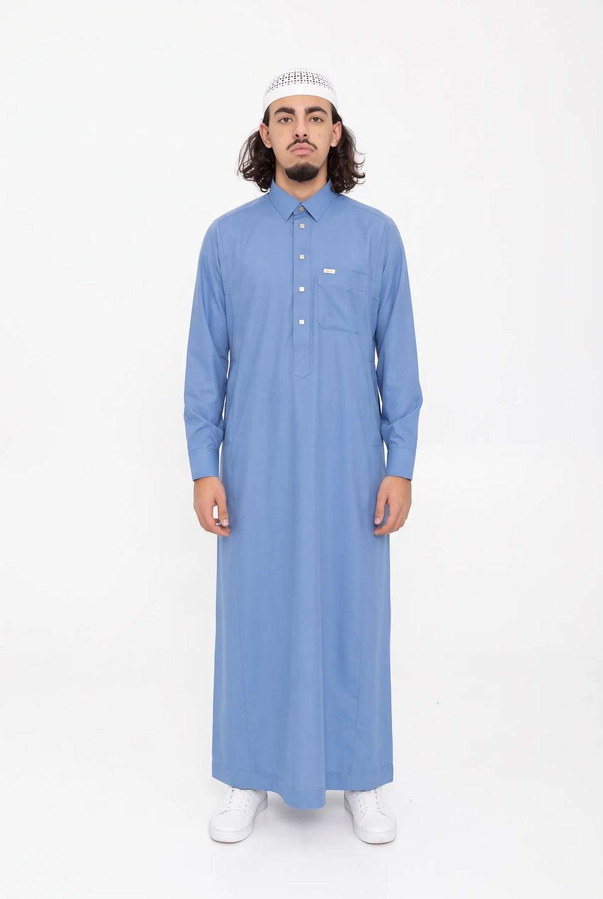 Qamis Qatari bleu Ahmed porté, col chemise et poche poitrine