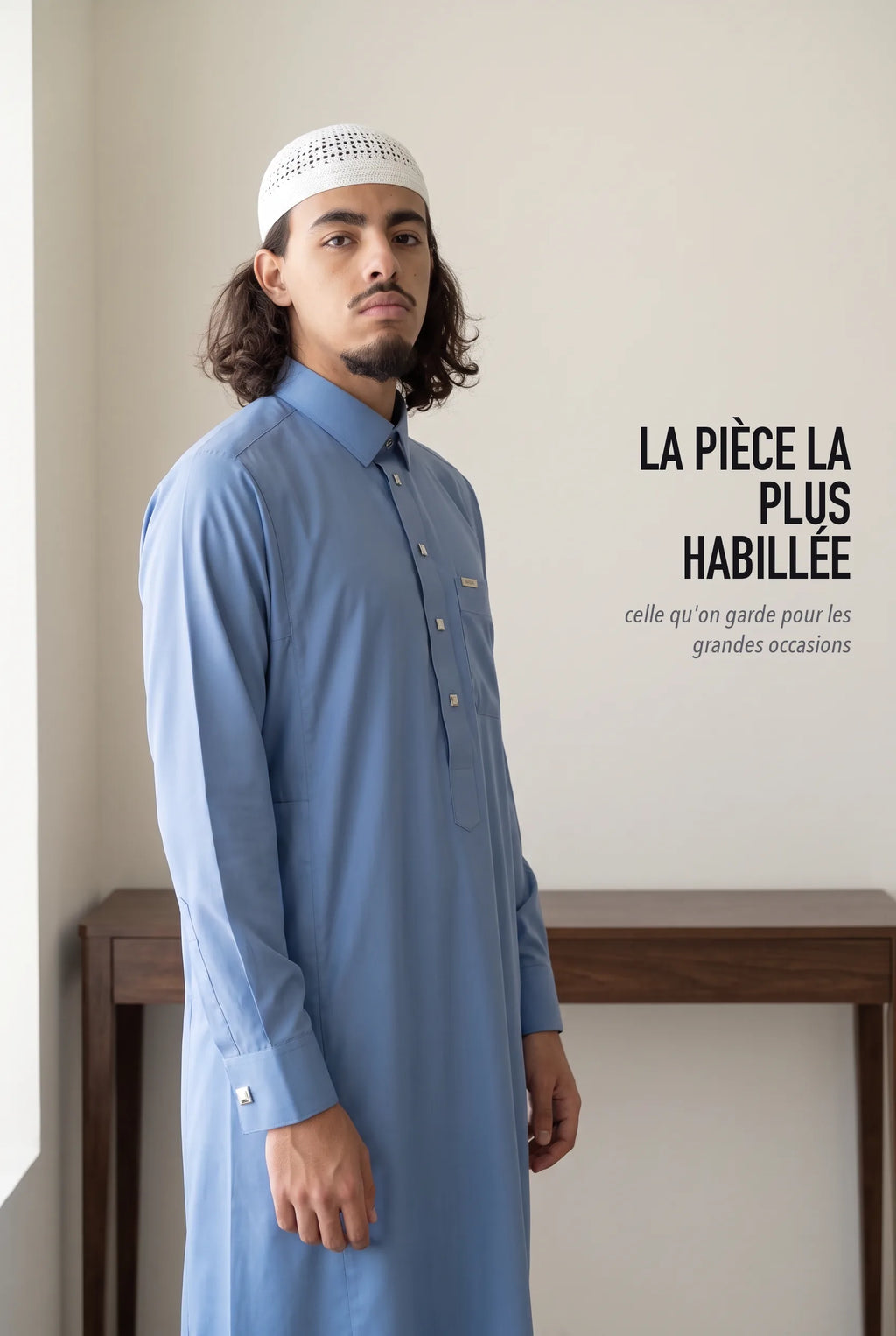 Le qamis Ahmed bleu, la pièce la plus habillée du catalogue