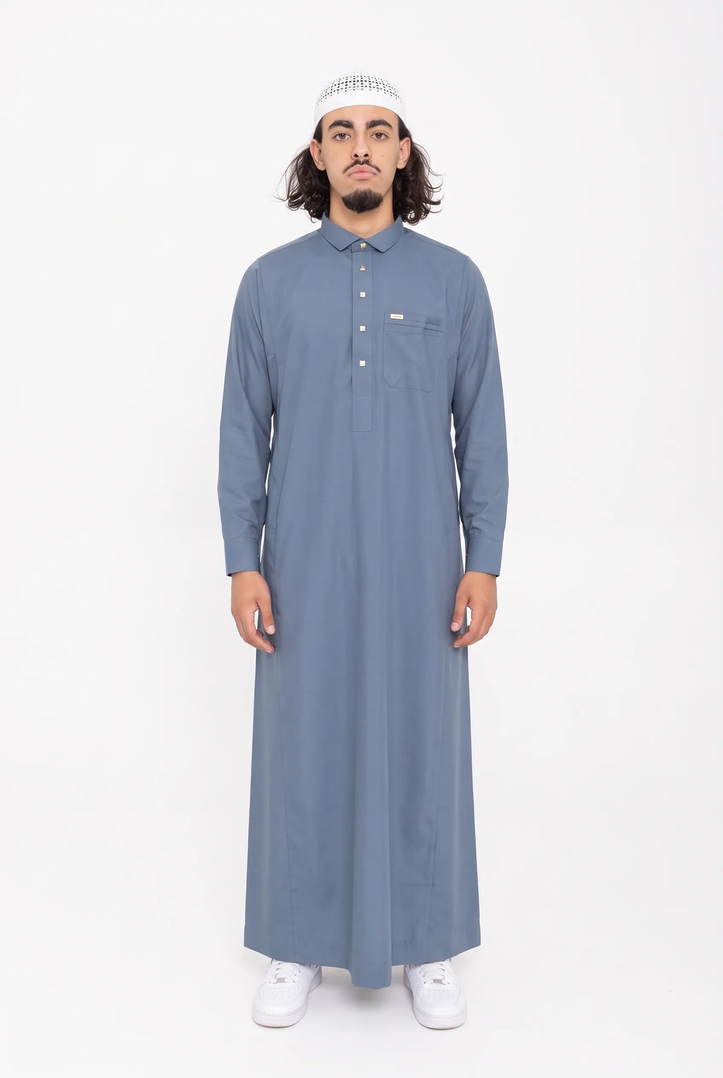 Qamis Qatari bleu jean Ahmed porté, col chemise et poche poitrine