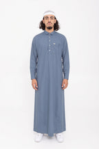 Qamis Qatari bleu jean Ahmed porté, col chemise et poche poitrine