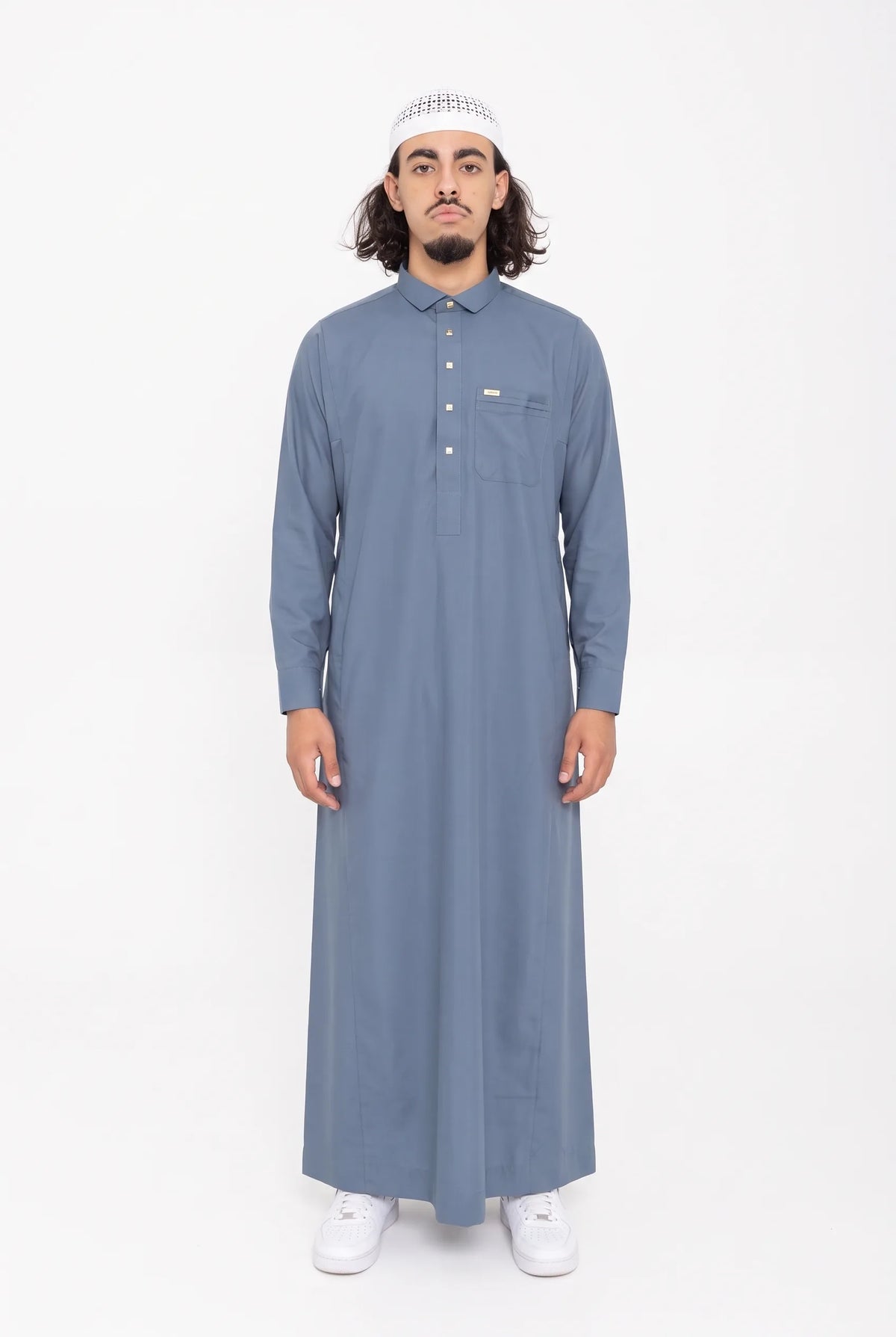 Qamis Qatari bleu jean Ahmed porté, col chemise et poche poitrine