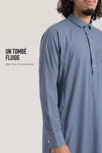 Le tombé fluide du qamis Ahmed bleu jean