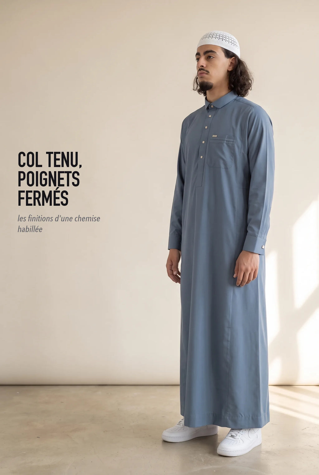Col tenu et manchettes fermées du qamis Ahmed bleu jean