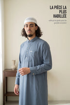 Le qamis Ahmed bleu jean, la pièce la plus habillée du catalogue