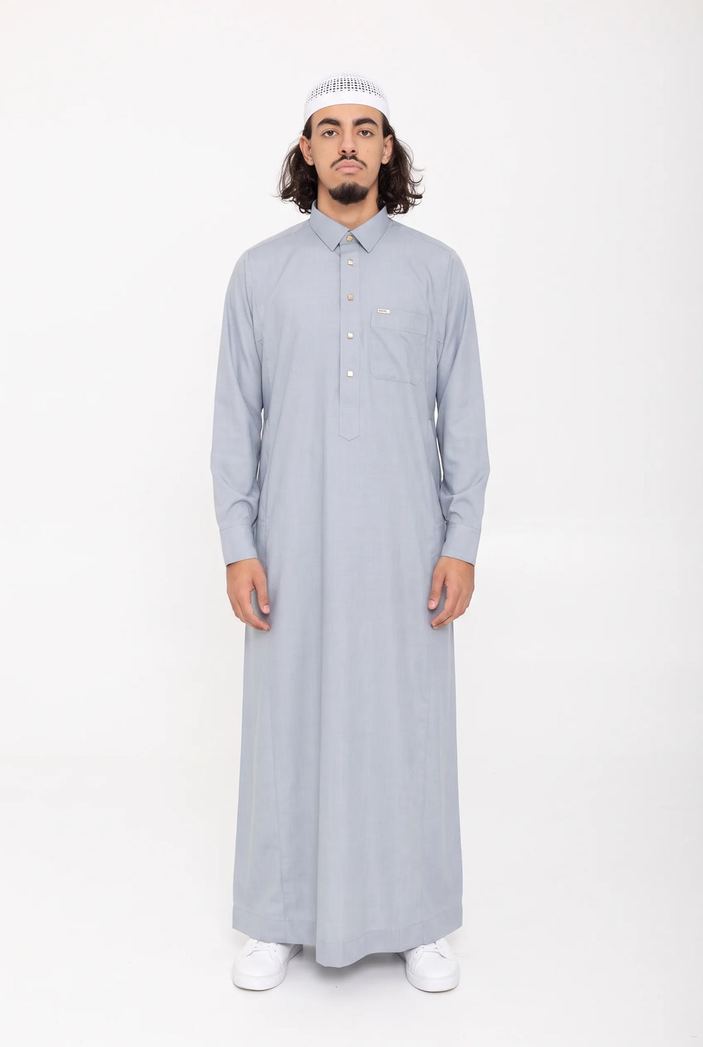 Qamis Qatari gris Ahmed porté, col chemise et poche poitrine