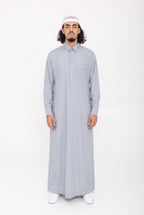 Qamis Qatari gris Ahmed porté, col chemise et poche poitrine