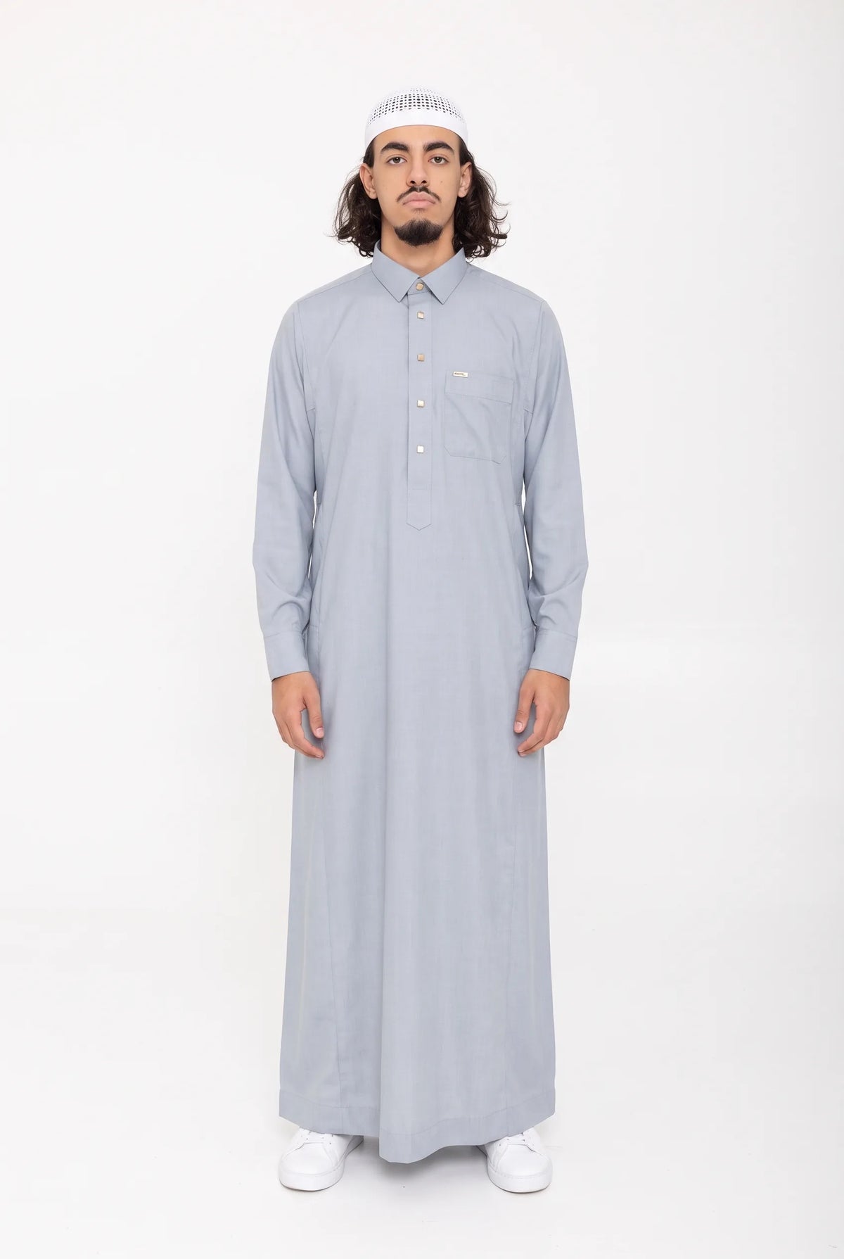 Qamis Qatari gris Ahmed porté, col chemise et poche poitrine