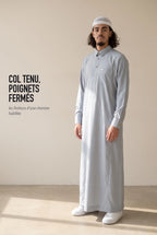 Col tenu et manchettes fermées du qamis Ahmed gris