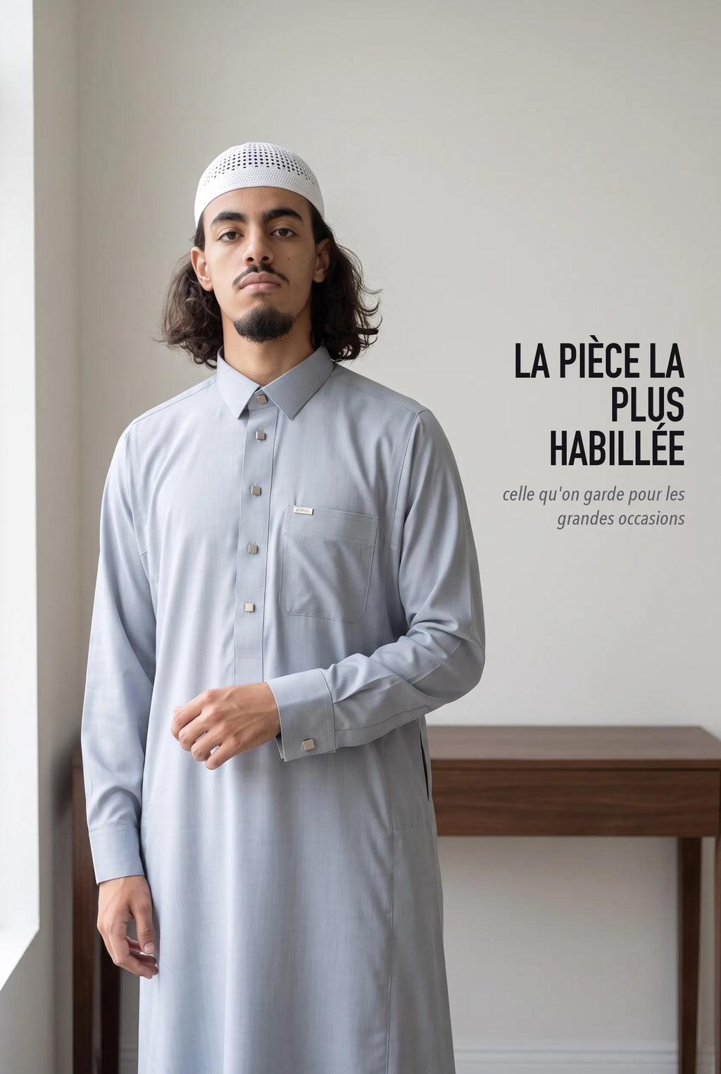 Le qamis Ahmed gris, la pièce la plus habillée du catalogue