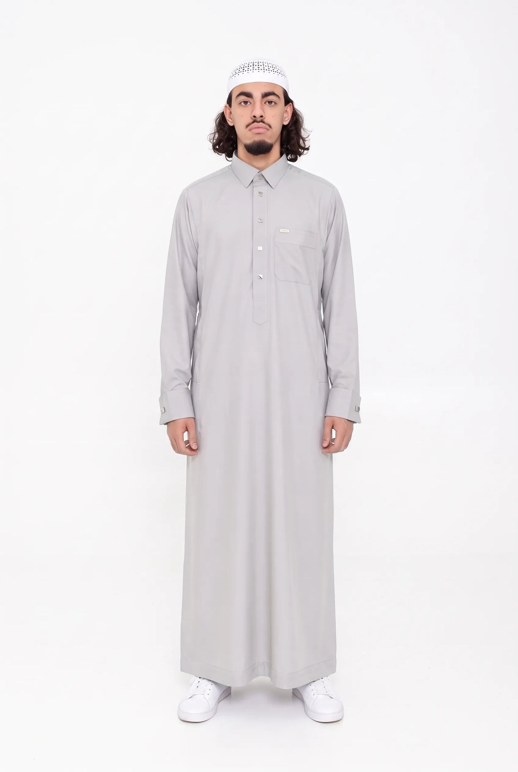 Qamis Qatari gris clair Ahmed porté, col chemise et poche poitrine