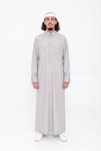 Qamis Qatari gris clair Ahmed porté, col chemise et poche poitrine