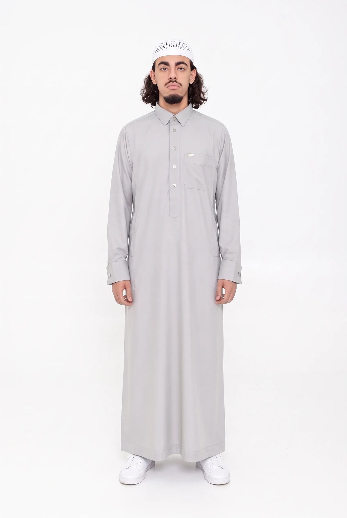 Qamis Qatari gris clair Ahmed porté, col chemise et poche poitrine