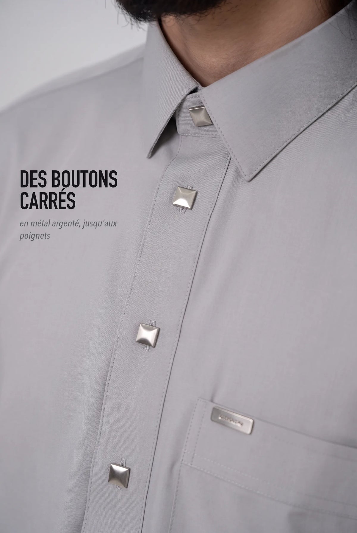 Boutons carrés en métal argenté du qamis Ahmed gris clair
