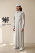 Col tenu et manchettes fermées du qamis Ahmed gris clair