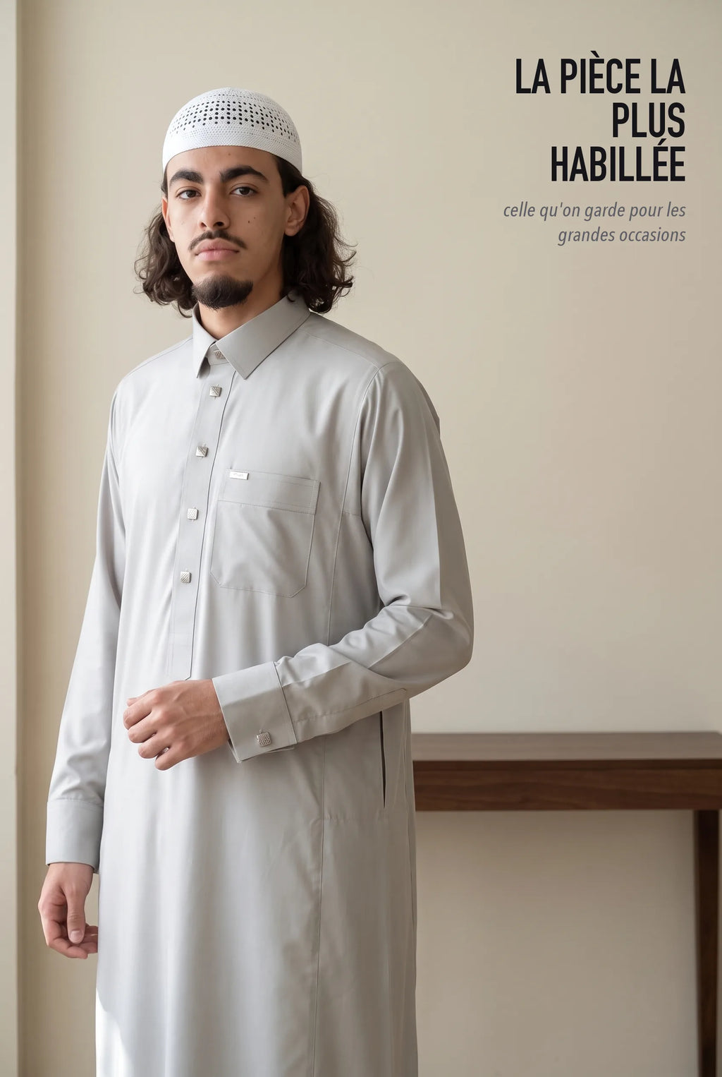 Le qamis Ahmed gris clair, la pièce la plus habillée du catalogue