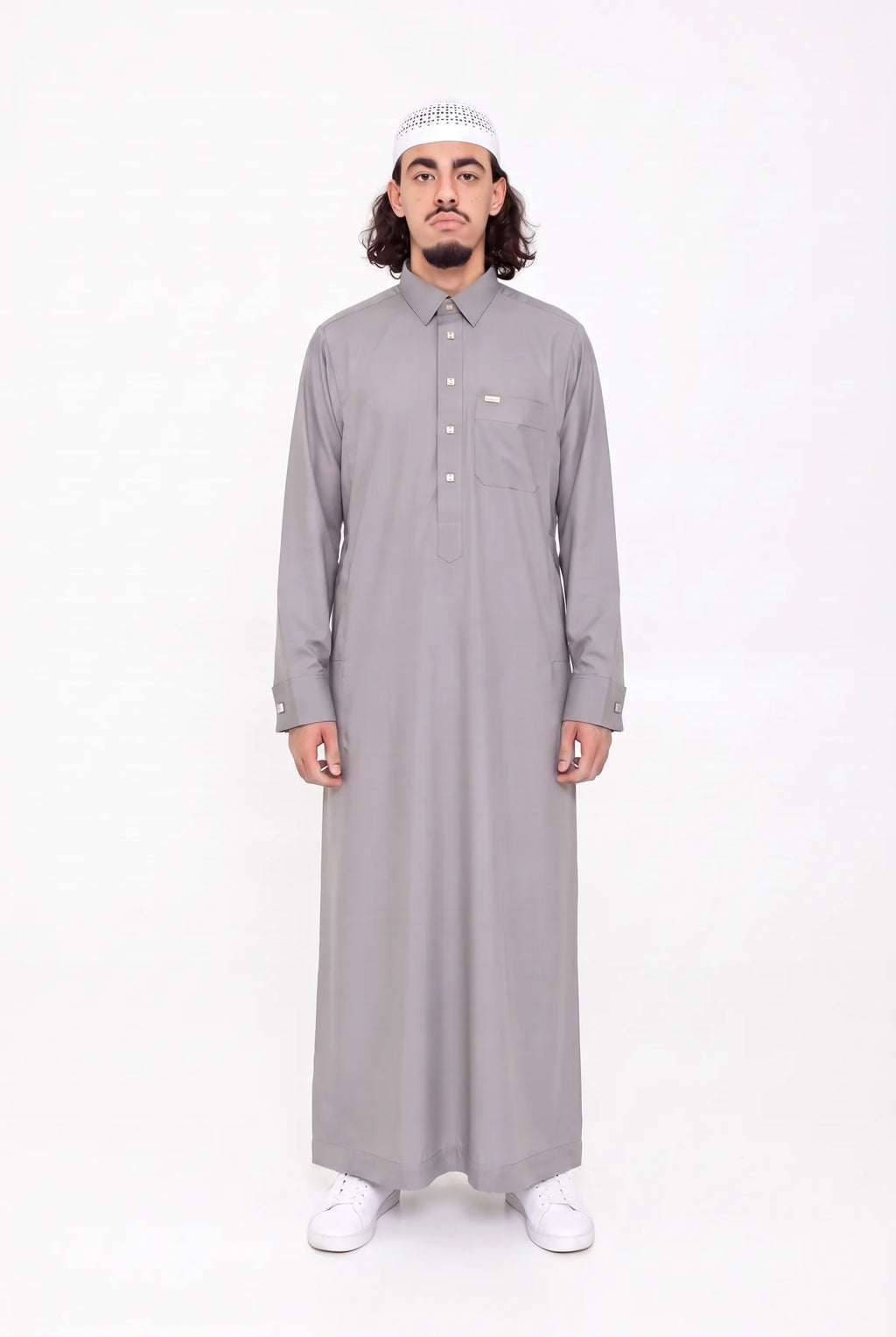 Qamis Qatari gris foncé Ahmed porté, col chemise et poche poitrine