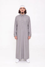Qamis Qatari gris foncé Ahmed porté, col chemise et poche poitrine