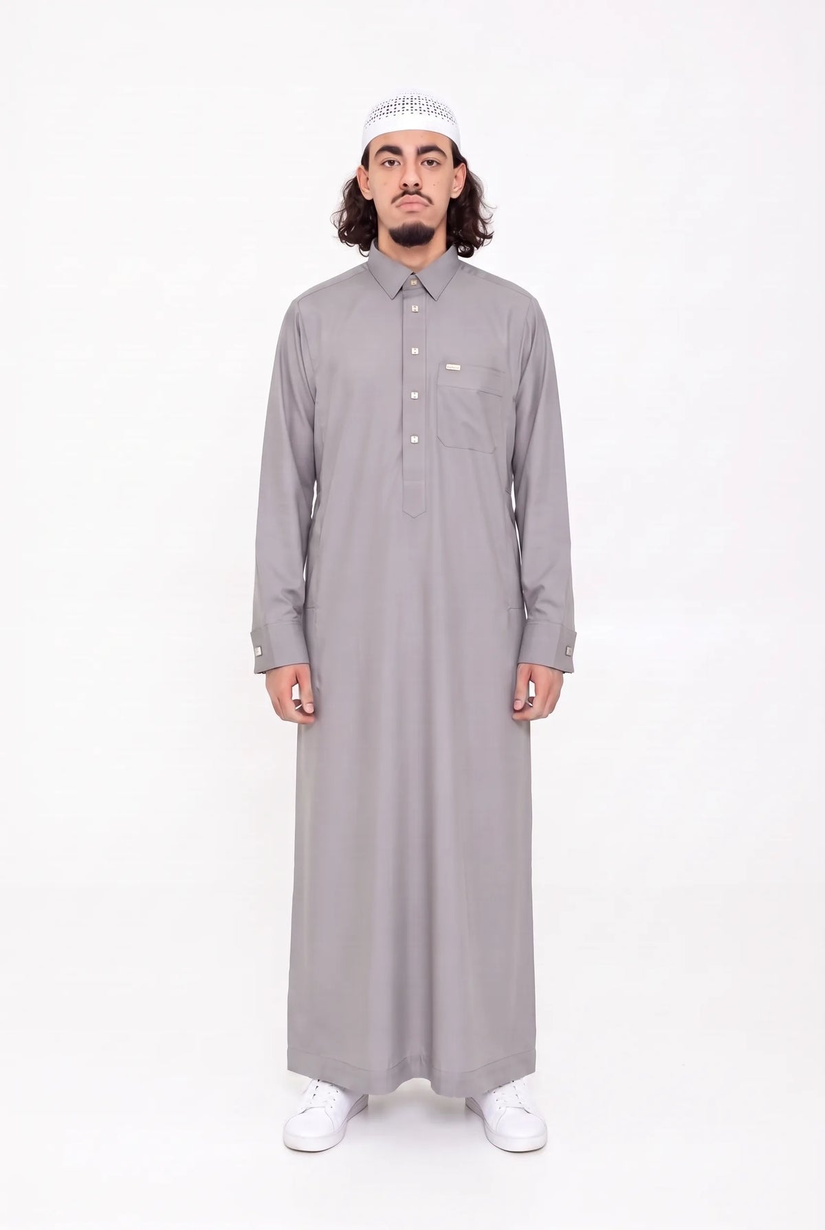 Qamis Qatari gris foncé Ahmed porté, col chemise et poche poitrine