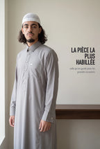 Le qamis Ahmed gris foncé, la pièce la plus habillée du catalogue