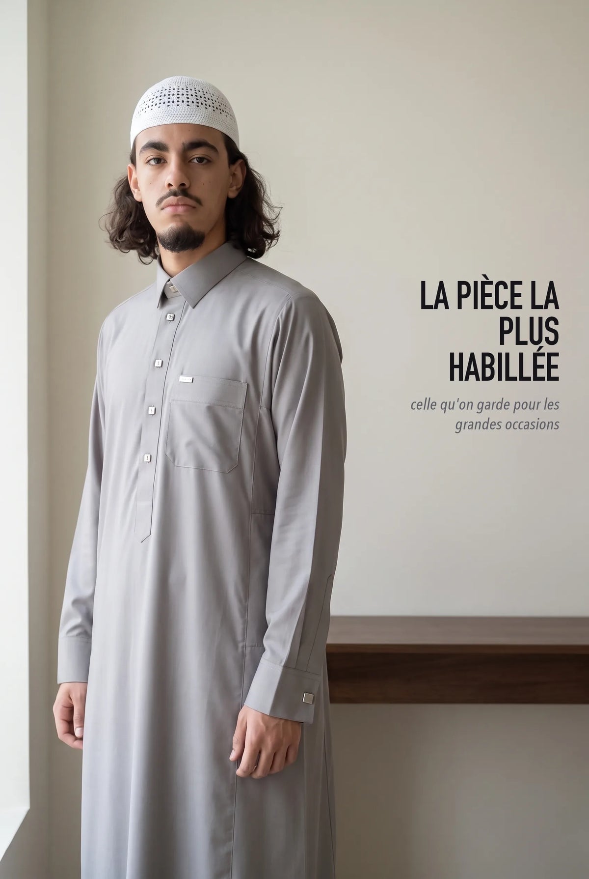 Le qamis Ahmed gris foncé, la pièce la plus habillée du catalogue