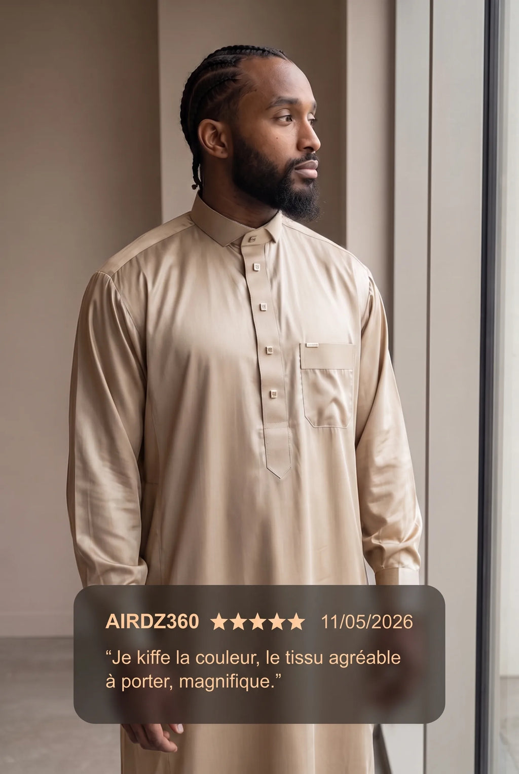Qamis qatari satiné Adam beige porté en intérieur, et avis client cinq étoiles